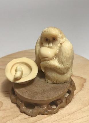 Фигурка ′обезьяна попрошайка′ из бивня мамонта10 фото