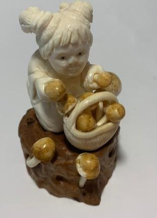 Фигурка ′девочка грибник′ из бивня мамонта6 фото
