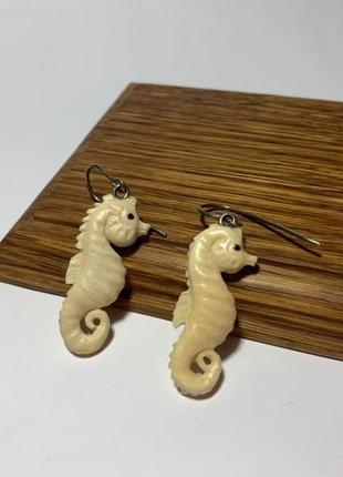 Сережки ручної роботи з бивня мамонта "морські коники"1 фото
