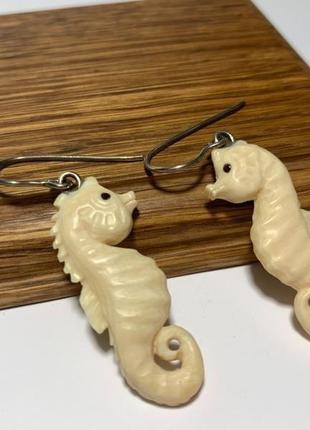 Сережки ручної роботи з бивня мамонта "морські коники"3 фото