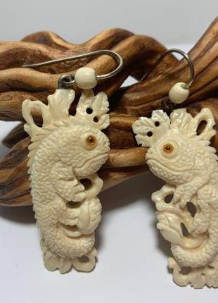 Сережки ручної роботи з бивня мамонта 'хамелеони'3 фото