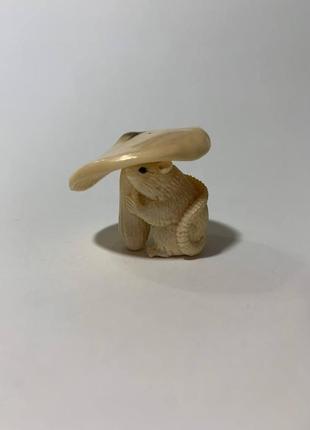 Фігурка "щур під грибом", "миша під грибом" з бивня мамонта