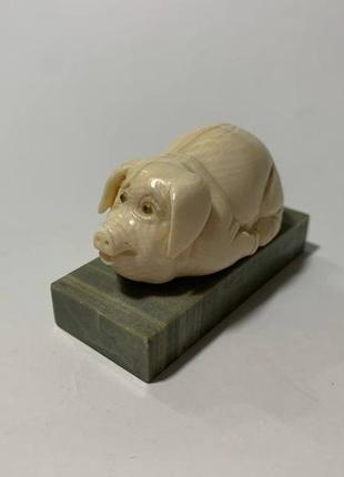 Фігурка "свинка на камені" з бивня мамонта7 фото