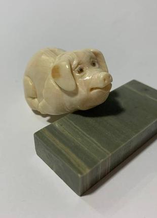 Фігурка "свинка на камені" з бивня мамонта9 фото
