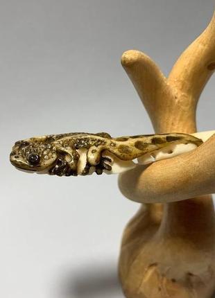 Шпилька для волосся з кістки 'ящірка гекон'1 фото
