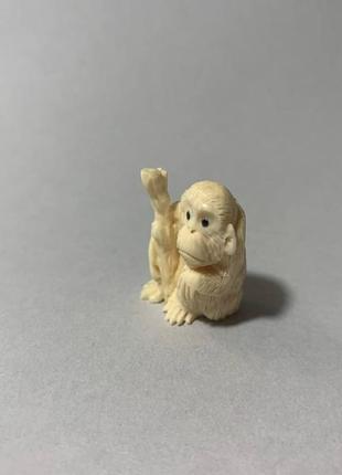 Фигурка ′обезьяна с палкой′ из бивня мамонта3 фото