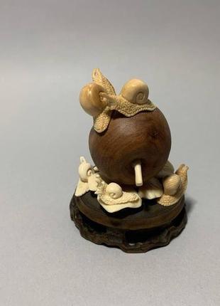 Фігурка 'п'ять равликів на яблуці і аркушику' з бивня мамонта