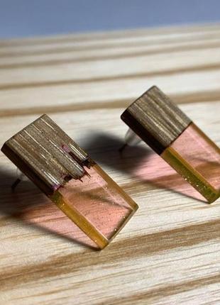 Серьги-гвоздики деревянные с ювелирной смолой2 фото
