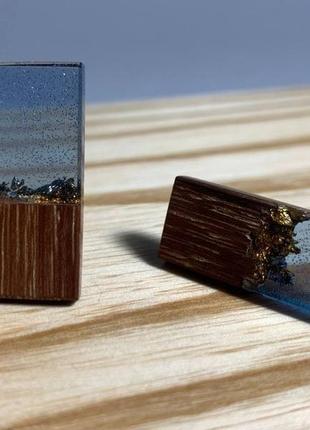Сережки-гвоздики дерев'яні з ювелірною смолою6 фото