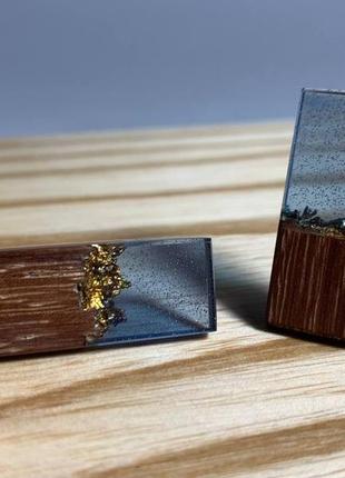 Сережки-гвоздики дерев'яні з ювелірною смолою1 фото