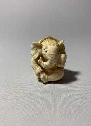 Авторская статуэтка фигурка "слон в ореховой скарлупе" из рога оленя2 фото