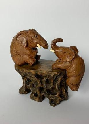 Авторська статуетка фігурка "слони на пні" з дерева груша