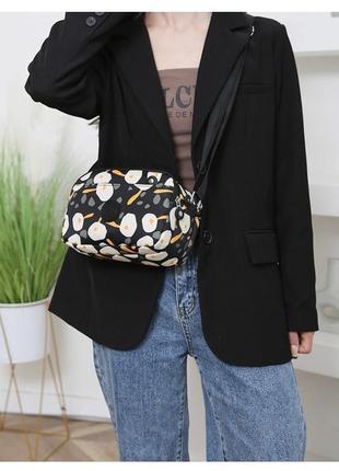 Женская сумка кросс-боди "sport" черная с цветами3 фото