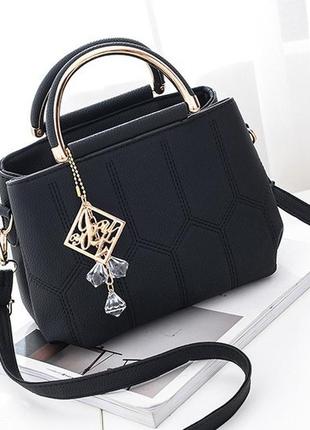 Класична жіноча сумочка середнього розміру, чорного кольору