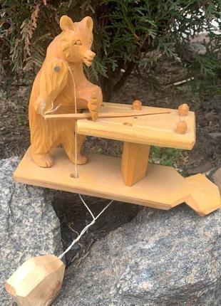 Іграшка дерев'яна рухлива "ведмідь грає у більярд", статуетка з дерева, фігурка з дерева