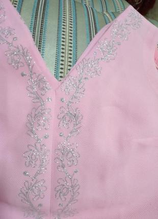 Шикарное платье розового цвета с вышивкой серебро
