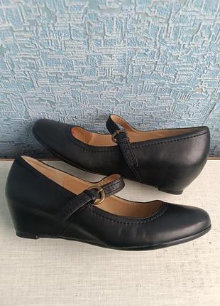 Шкіряні жіночі туфлі з ремінцями на маленький танкетці бренду naturalizer.