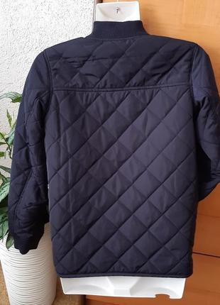Класна стьобана курточка з вишитою емблемою бренду2 фото