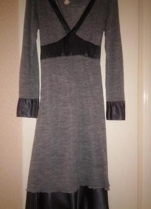 Сіре трикотажне плаття з обробкою атласною тканиною2 фото