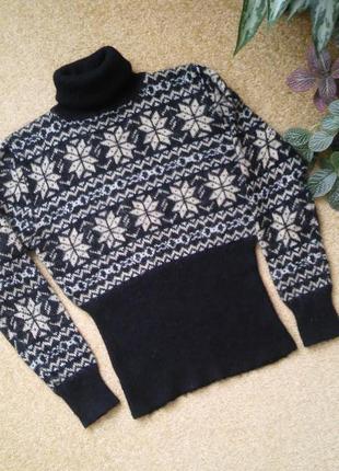 Теплий затишний светр з актуальних малюнком