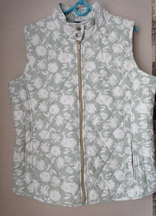 Стеганый, трикотажный жилет, размер 16, маломерит, цвет бледно-зеленый с цветами.1 фото