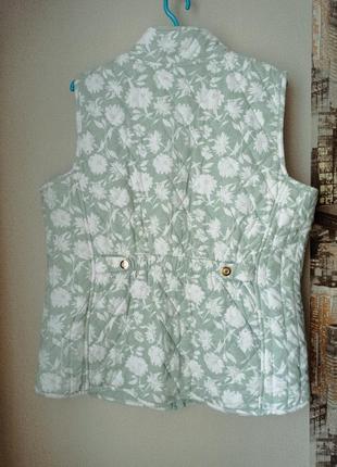 Стеганый, трикотажный жилет, размер 16, маломерит, цвет бледно-зеленый с цветами.3 фото