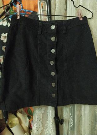 Черная юбка на заклепках stradivarius