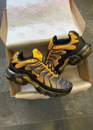 Мужские кроссовки черные с желтым nike air max plus tn sundial6 фото