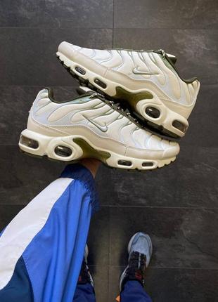 Чоловічі кросівки бежеві з оливковим nike air max plus tn "beige olive"2 фото