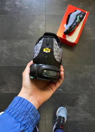 Чоловічі кросівки сірі з чорним nike air max plus tn spirograph3 фото