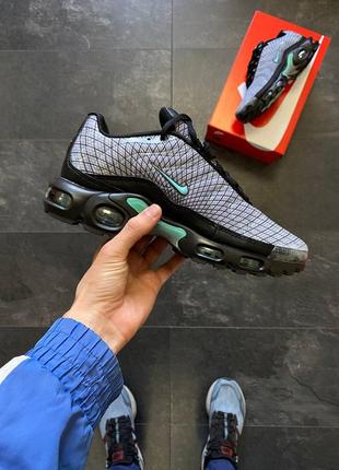 Чоловічі кросівки сірі з чорним nike air max plus tn spirograph1 фото