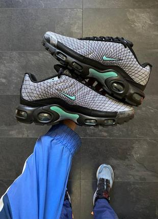 Мужские кроссовки серые с черным nike air max plus tn spirograph7 фото