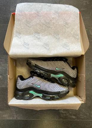 Мужские кроссовки серые с черным nike air max plus tn spirograph8 фото