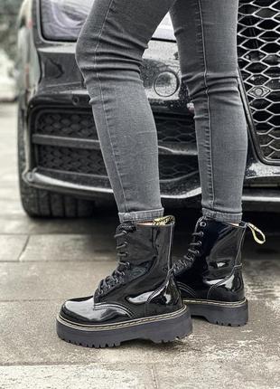 Лаковые ботинки dr martens с мехом на платформе5 фото