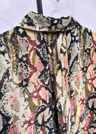 Красивая удлиненная блуза с змеиным принтом tom tailor9 фото
