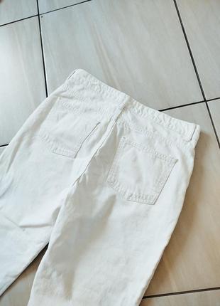 Белые джинсы мом3 фото