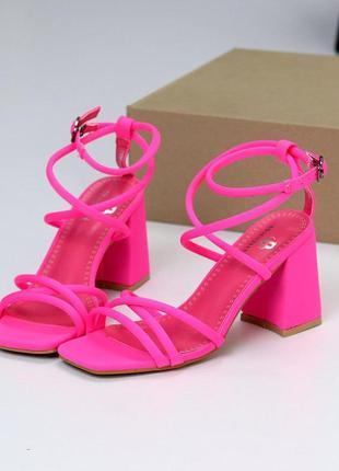 Женские босоножки на устойчивом каблуке, розовые (фуксия)