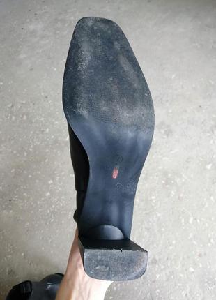 Стильные демисезонные черные сапоги на осень/весну на высоком каблуке7 фото