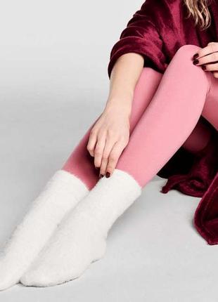 Жіночі білосніжні пухнасті шкарпетки в подарунковій упаковці