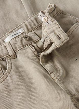 Стильные джинсы с накладными карманами reserved.6 фото