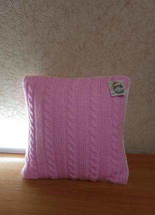 Рожева подушка для прикраси інтер'єру