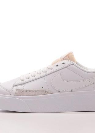 Жіночі білі  кросівки nike blazer low platform2 фото