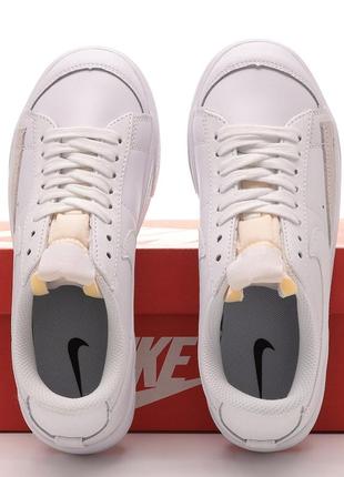 Жіночі білі  кросівки nike blazer low platform8 фото