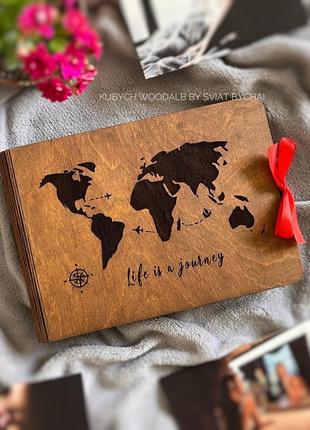 Дерев'яний фотоальбом з картою світу на обкладинці | фотоальбо...1 фото