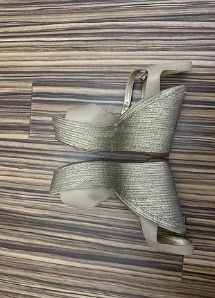 Босоніжки жіночі attizare шкіряні на високій платформі