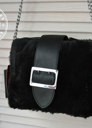 Меховая сумочка кросс-боди с пряжкой3 фото