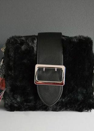 Меховая сумочка кросс-боди с пряжкой2 фото