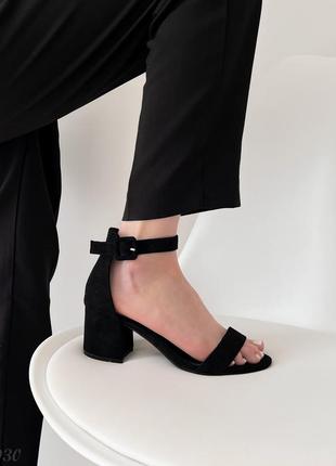 Черные женские босоножки на маленьком каблуке каблуке замшевые1 фото