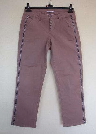 Стрейчевые коттоновые укороченные брюки с лампасами от nile