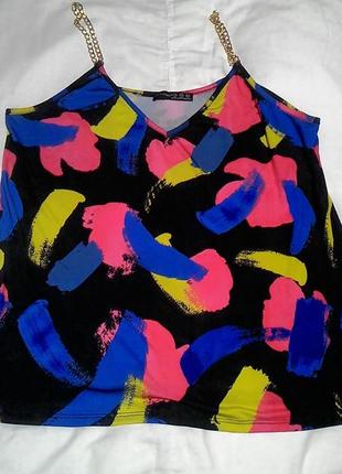 Яркая блузка на цепочках